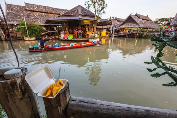 伝統的なボートを持っている有名なパタヤフローティングマーケット 村人たちは伝統的な食べ物やお土産を売っています 2017年11月17日タイ パタヤ — ストック写真