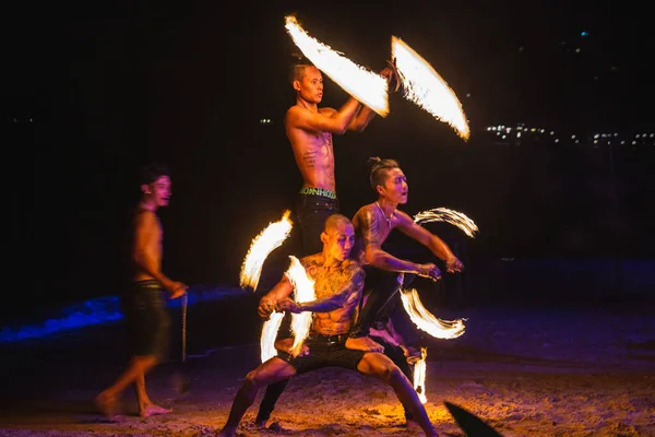 Fireshow 'un etrafını sarın. Tayland sahilindeki inanılmaz ateş şovunda. Koh Tao, Tayland - 30 Kasım 2017.