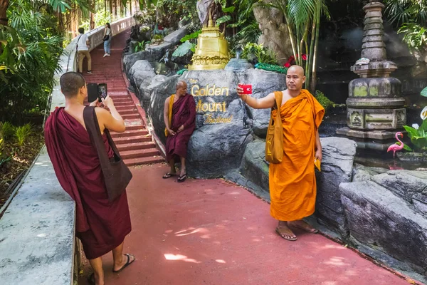 Monaco Buddista Tailandese Selfie Con Suo Smartphone Tempio Bangkok Thailandia — Foto Stock