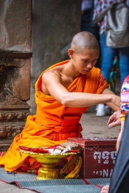 Turuncu cüppeli keşiş Angkor Wat Tapınağında dua ediyor. Siem Reap, Kamboçya - 19 Kasım 2017.