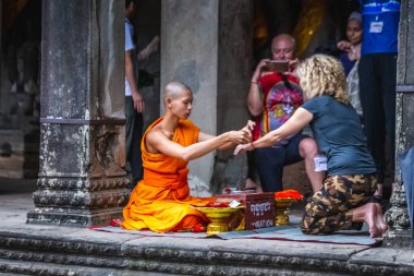 Turuncu cüppeli keşiş Angkor Wat Tapınağında dua ediyor. Siem Reap, Kamboçya - 19 Kasım 2017.