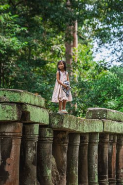 Yerel çocuklar Angkor Wat harabelerinde oynuyorlar. Siem Reap, Kamboçya - 19 Kasım 2017.