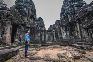 Angkor Wat harabelerinde üniformalı muhafızlar. Siem Reap, Kamboçya - 19 Kasım 2017.