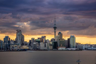 Auckland City, şehir merkezi ve Yeni Zelanda 'nın ikonik simgesi Auckland Sky Tower ile birlikte gün batımından sonra ufuk çizgisi üzerindedir. Auckland, Yeni Zelanda - 17 Aralık 2017.