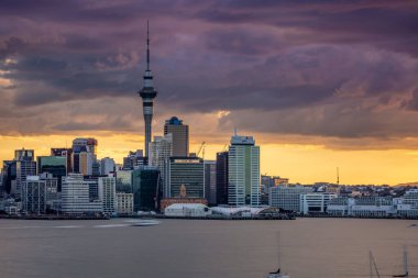 Auckland City, şehir merkezi ve Yeni Zelanda 'nın ikonik simgesi Auckland Sky Tower ile birlikte gün batımından sonra ufuk çizgisi üzerindedir. Auckland, Yeni Zelanda - 17 Aralık 2017.