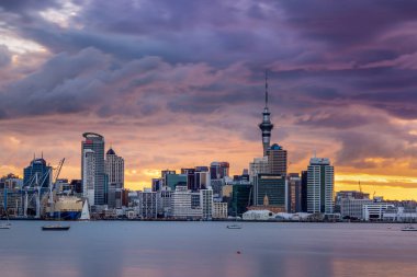 Auckland City, şehir merkezi ve Yeni Zelanda 'nın ikonik simgesi Auckland Sky Tower ile birlikte gün batımından sonra ufuk çizgisi üzerindedir. Auckland, Yeni Zelanda - 17 Aralık 2017.