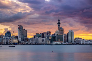 Auckland City, şehir merkezi ve Yeni Zelanda 'nın ikonik simgesi Auckland Sky Tower ile birlikte gün batımından sonra ufuk çizgisi üzerindedir. Auckland, Yeni Zelanda - 17 Aralık 2017.