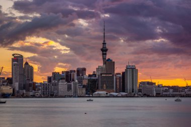 Auckland City, şehir merkezi ve Yeni Zelanda 'nın ikonik simgesi Auckland Sky Tower ile birlikte gün batımından sonra ufuk çizgisi üzerindedir. Auckland, Yeni Zelanda - 17 Aralık 2017.