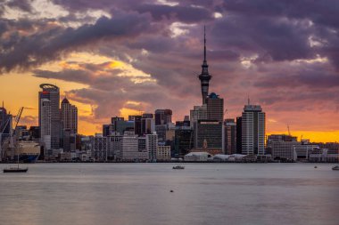 Auckland City, şehir merkezi ve Yeni Zelanda 'nın ikonik simgesi Auckland Sky Tower ile birlikte gün batımından sonra ufuk çizgisi üzerindedir. Auckland, Yeni Zelanda - 17 Aralık 2017.