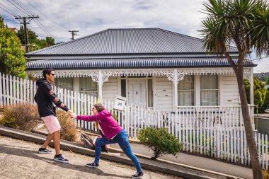 Baldwin Caddesi - Dunedin, Otago, Yeni Zelanda 'daki dünyanın en dik caddesi. Dunedin, Yeni Zelanda - 20 Aralık 2017.