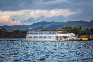 Gölde büyük dalgaları olan bir gemi turu. Rotorua, Yeni Zelanda - 13 Ocak 2018.