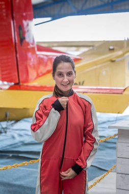 Korkmuş kız paraşütle atlamaya hazırlanıyor. Franz Josef Buzulu, Yeni Zelanda - 02 Ocak 2018.