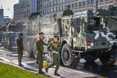 Büyük Vatanseverlik Savaşı 'ndaki zaferin 75. yıldönümü öncesinde askeri araçların dezenfekte edilmesi, 9 Mayıs' ta Beyaz Rusya 'nın Minsk kentinde düzenlenen geçit töreni. Minsk, Belarus - 9 Mayıs 2020.