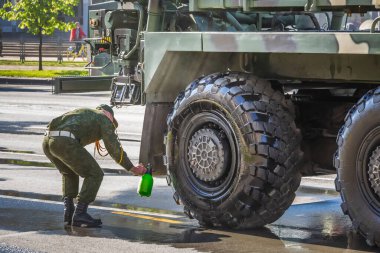 Büyük Vatanseverlik Savaşı 'ndaki zaferin 75. yıldönümü öncesinde askeri araçların dezenfekte edilmesi, 9 Mayıs' ta Beyaz Rusya 'nın Minsk kentinde düzenlenen geçit töreni. Minsk, Belarus - 9 Mayıs 2020.