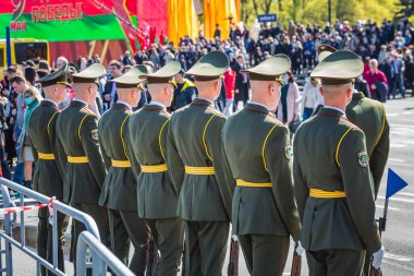 Büyük Vatanseverlik Savaşı 'ndaki zaferin 75. yıldönümü kutlamalarında nöbet tutan askerler, 9 Mayıs' ta Beyaz Rusya 'nın Minsk kentinde geçit töreni düzenlediler. Minsk, Belarus - 9 Mayıs 2020.