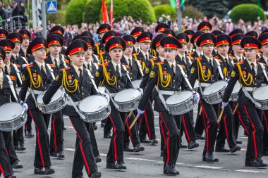 Büyük Vatanseverlik Savaşı 'ndaki zaferin 75. yıldönümü kutlamaları için 9 Mayıs' ta Beyaz Rusya 'nın Minsk kentinde yürüyüş yapan öğrenciler. Minsk, Belarus - 9 Mayıs 2020.