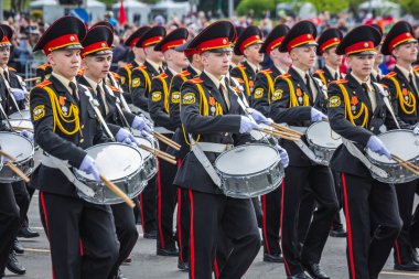 Büyük Vatanseverlik Savaşı 'ndaki zaferin 75. yıldönümü kutlamaları için 9 Mayıs' ta Beyaz Rusya 'nın Minsk kentinde yürüyüş yapan öğrenciler. Minsk, Belarus - 9 Mayıs 2020.