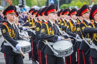 Büyük Vatanseverlik Savaşı 'ndaki zaferin 75. yıldönümü kutlamaları için 9 Mayıs' ta Beyaz Rusya 'nın Minsk kentinde yürüyüş yapan öğrenciler. Minsk, Belarus - 9 Mayıs 2020.