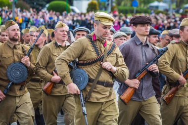 Büyük Vatanseverlik Savaşı 'ndaki zaferin 75. yıldönümü kutlamalarında yürüyüş yapan partizanlar, 9 Mayıs' ta Beyaz Rusya 'nın Minsk kentinde geçit töreni yaptılar. Minsk, Belarus - 9 Mayıs 2020.