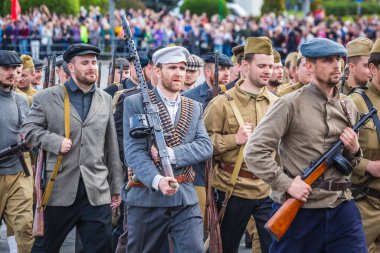 Büyük Vatanseverlik Savaşı 'ndaki zaferin 75. yıldönümü kutlamalarında yürüyüş yapan partizanlar, 9 Mayıs' ta Beyaz Rusya 'nın Minsk kentinde geçit töreni yaptılar. Minsk, Belarus - 9 Mayıs 2020.