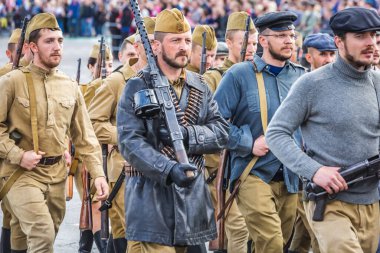 Büyük Vatanseverlik Savaşı 'ndaki zaferin 75. yıldönümü kutlamalarında yürüyüş yapan partizanlar, 9 Mayıs' ta Beyaz Rusya 'nın Minsk kentinde geçit töreni yaptılar. Minsk, Belarus - 9 Mayıs 2020.
