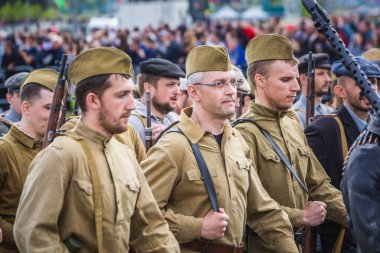 Büyük Vatanseverlik Savaşı 'ndaki zaferin 75. yıldönümü kutlamalarında yürüyüş yapan partizanlar, 9 Mayıs' ta Beyaz Rusya 'nın Minsk kentinde geçit töreni yaptılar. Minsk, Belarus - 9 Mayıs 2020.
