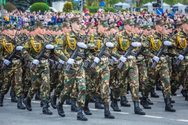 Büyük Vatanseverlik Savaşı 'ndaki zaferin 75. yıldönümü kutlamaları için 9 Mayıs' ta Beyaz Rusya 'nın Minsk kentinde yürüyüş yapan askerler. Minsk, Belarus - 9 Mayıs 2020.