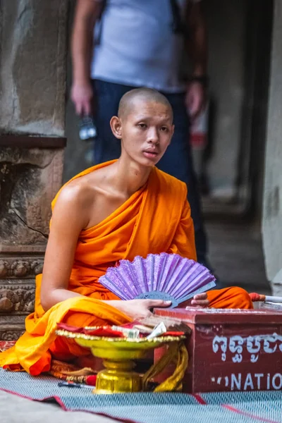 Turuncu Cüppeli Keşiş Angkor Wat Tapınağında Dua Ediyor Siem Reap — Stok fotoğraf