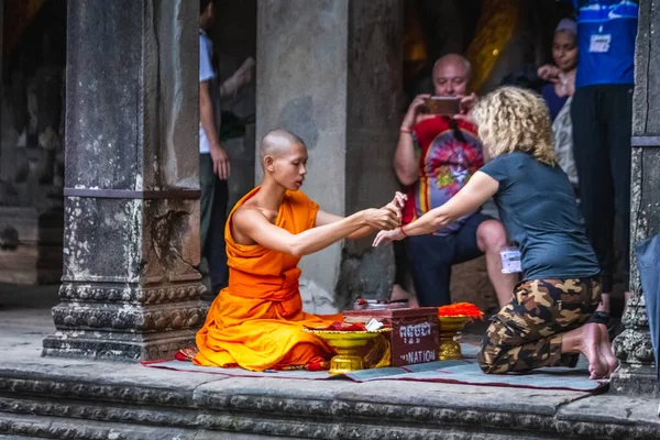 Монах Помаранчевому Халаті Благословляє Храм Ангкор Ват Siem Reap Камбоджа — стокове фото