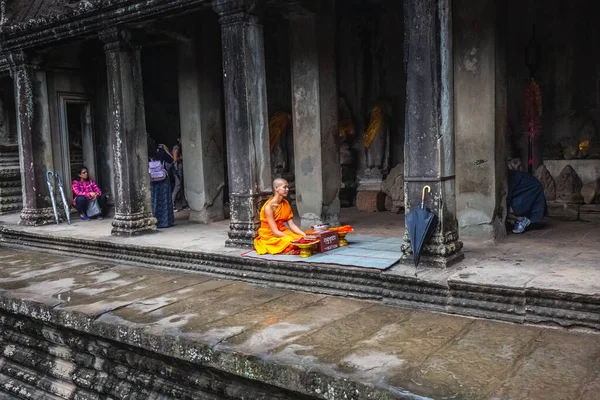 Mnich Pomarańczowym Szlafroku Daje Błogosławieństwo Świątyni Angkor Wat Siem Reap — Zdjęcie stockowe