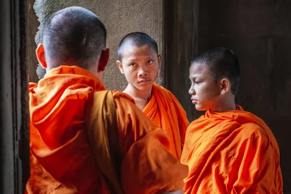 Angkor Wat Tapınağında Turuncu Cüppeli Genç Keşişler Siem Reap Kamboçya — Stok fotoğraf