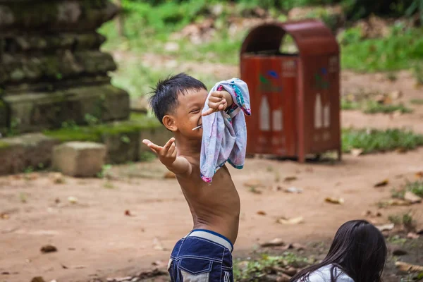Les Enfants Locaux Jouent Sur Les Ruines Angkor Wat Siem — Photo