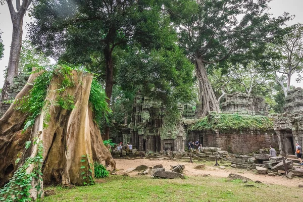 Los Turistas Caminan Por Las Ruinas Angkor Wat Siem Reap — Foto de Stock