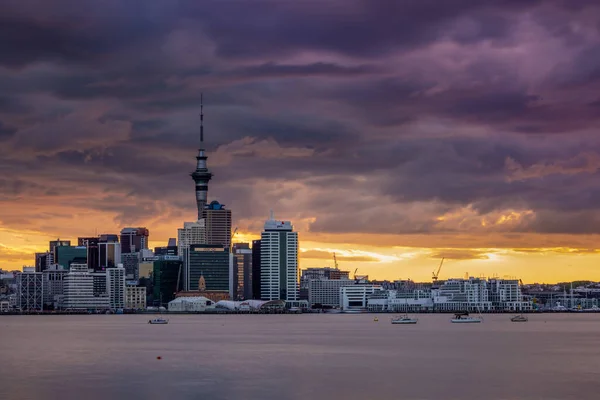 Auckland City Skyline Zachodzie Słońca Ciężkiej Burzy Centrum Miasta Auckland — Zdjęcie stockowe