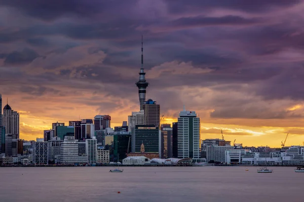 Auckland City, şehir merkezi ve Yeni Zelanda 'nın ikonik simgesi Auckland Sky Tower ile birlikte gün batımından sonra ufuk çizgisi üzerindedir. Auckland, Yeni Zelanda - 17 Aralık 2017.