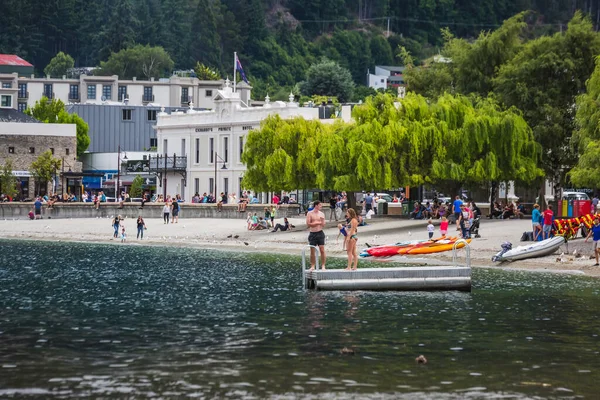 Emberek Queenstown Zéland Tengerpartján South Islanden Queenstown Zéland December 2017 — Stock Fotó