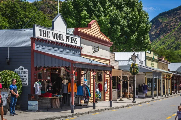 Yeni Zelanda 'nın tarihi Arrowtown şehrindeki eski evler. Arrowtown, Yeni Zelanda - 23 Aralık 2017.