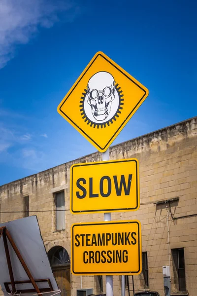 Signo Amarillo Steampunk Cerca Del Museo Steampunk Headquarter Oamaru Nueva —  Fotos de Stock