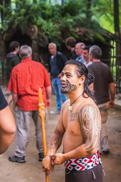 マオリ族の伝統的な挨拶ショー ロトルアの町の近く マオリ族はニュージーランドの先住民ポリネシア人である ロトルア ニュージーランド 2018年1月13日 — ストック写真