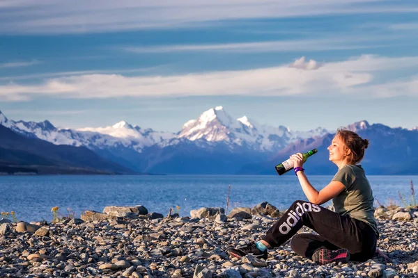 Girl Drinks Wine While Enjoying View Pukaki Glacier Lake Blue — Stock Photo, Image