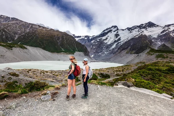 Couple Female Tourists Walking Great Winding Track Hooker Valley Mount — Stock Photo, Image