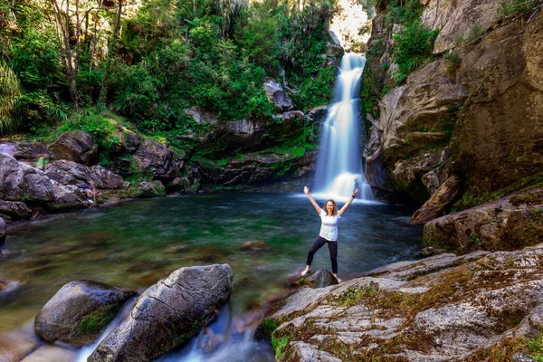 Menina Uma Água Com Cachoeira Fundo Depois Caminhar Uma Trilha — Fotografia de Stock