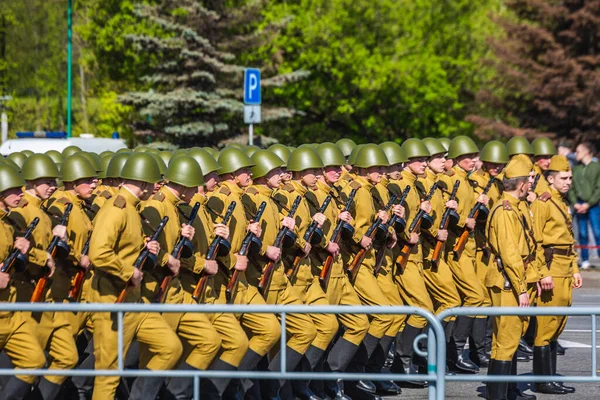 Militairen Marcheren Naar Viering Van 75Ste Verjaardag Van Overwinning Grote — Stockfoto
