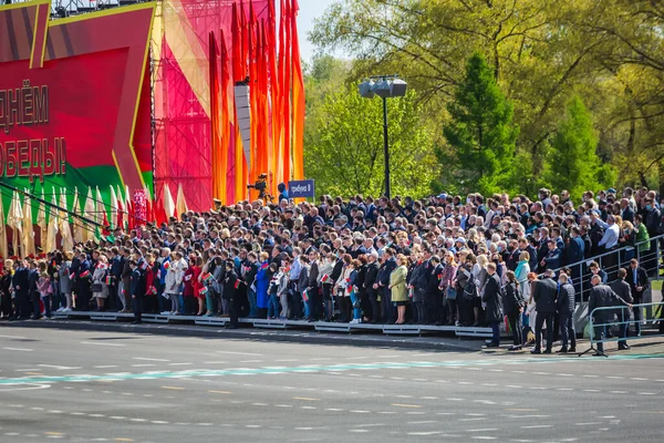 参加5月9日在白俄罗斯明斯克举行的伟大卫国战争胜利75周年庆典的观众 白俄罗斯明斯克 2020年5月9日 — 图库照片
