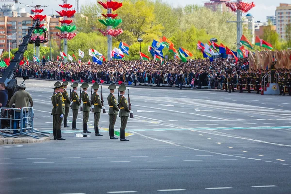 参加5月9日在白俄罗斯明斯克举行的伟大卫国战争胜利75周年庆典的卫兵和旁观者 白俄罗斯明斯克 2020年5月9日 — 图库照片