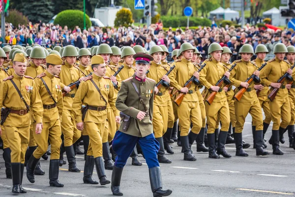 参加5月9日在白俄罗斯明斯克举行的伟大卫国战争胜利75周年阅兵式的军人 白俄罗斯明斯克 2020年5月9日 — 图库照片