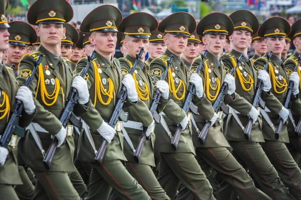 Katonák Menetelnek Nagy Honvédő Háború Győzelmének Évfordulóján Május Minszkben Fehéroroszországban — Stock Fotó