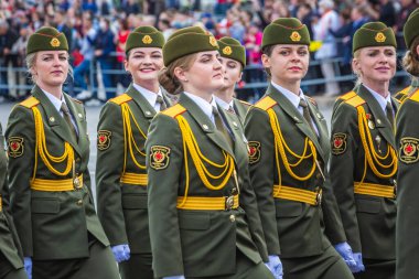 Büyük Vatanseverlik Savaşı 'ndaki zaferin 75. yıldönümü kutlamalarında yürüyüş yapan askeri kadınlar, 9 Mayıs' ta Beyaz Rusya 'nın Minsk kentinde geçit töreni düzenlediler. Minsk, Belarus - 9 Mayıs 2020.