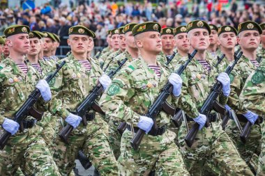 Büyük Vatanseverlik Savaşı 'ndaki zaferin 75. yıldönümü kutlamaları için 9 Mayıs' ta Beyaz Rusya 'nın Minsk kentinde yürüyüş yapan askerler. Minsk, Belarus - 9 Mayıs 2020.