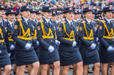 Büyük Vatanseverlik Savaşı 'ndaki zaferin 75. yıldönümü kutlamalarında yürüyüş yapan askeri kadınlar, 9 Mayıs' ta Beyaz Rusya 'nın Minsk kentinde geçit töreni düzenlediler. Minsk, Belarus - 9 Mayıs 2020.